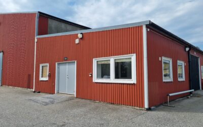 Mindre kontor med två separata kontorsrum och parkering direkt utanför entrén