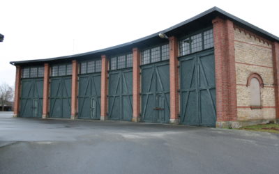 Kallager eller garage med hög port